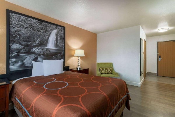 Super 8 by Wyndham The Dalles OR image 12
