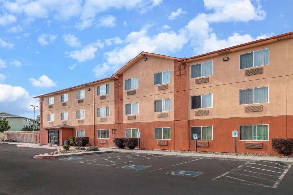 Super 8 by Wyndham The Dalles OR image 3